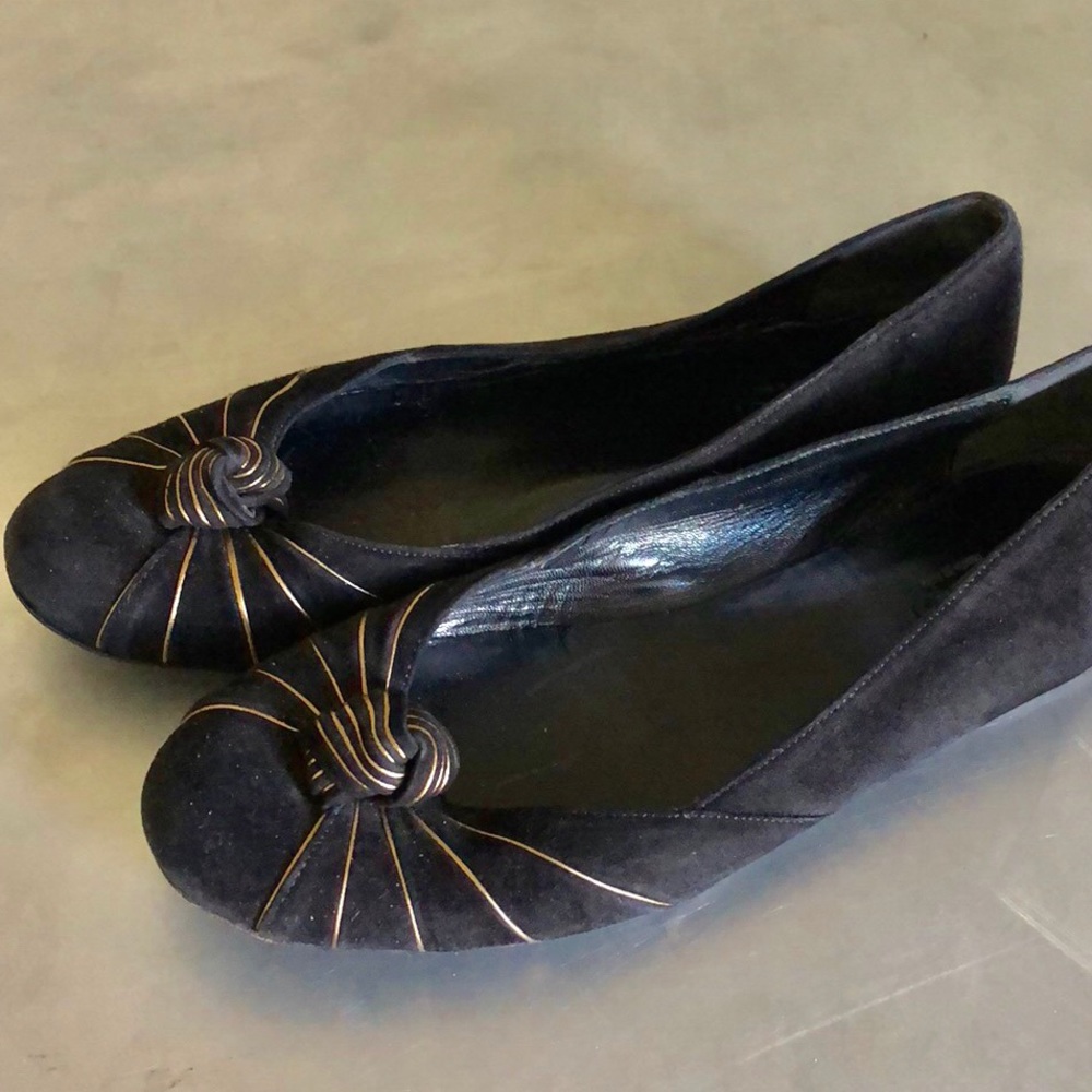 ⭐️Gucci⭐️black suede with gold piping flats